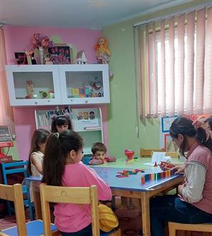 کودک و بازی در کتابخانه