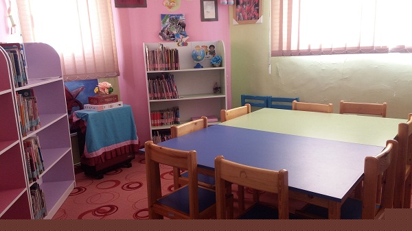 بخش کودک با فعالیت های مختلفی در زمینه نقاشی -کاردستی-قصه گویی-جمع خوانی-روانخوانی و چندین فعالیت دیگر اوقات خوبی را برای کودکان کتابخوان رقم می زند.